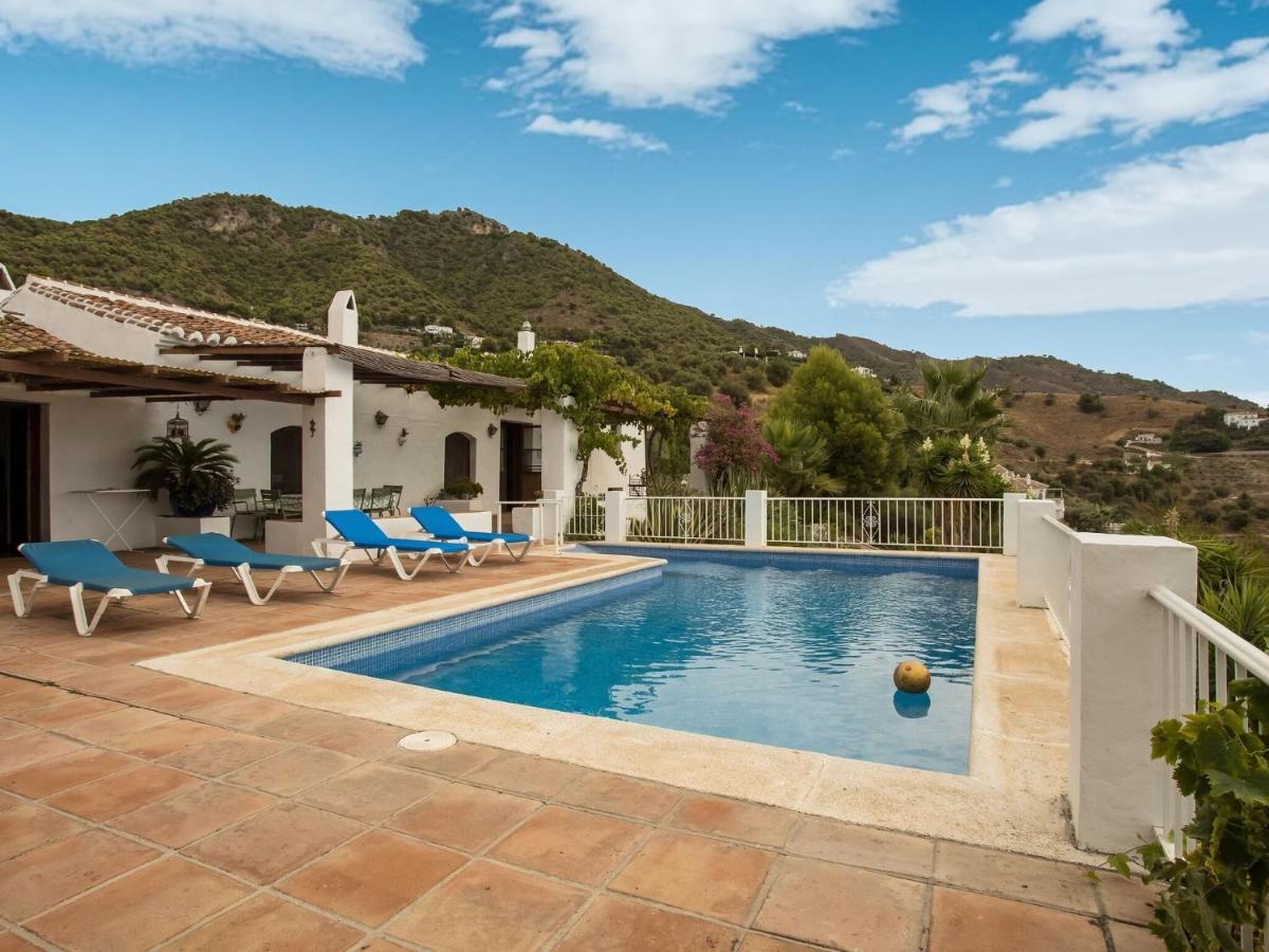 Modern Mansion With Swimming Pool In Spain